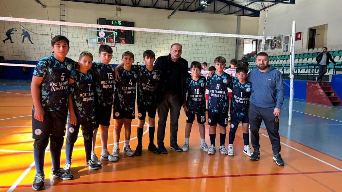 İLÇEMİZDE DÜZENLENEN OKULLAR  ARASI  YILDIZ ERKEKLER  VOLEYBOL TURNUVASINDA  İLÇE İKİNCİSİ OLDUK 