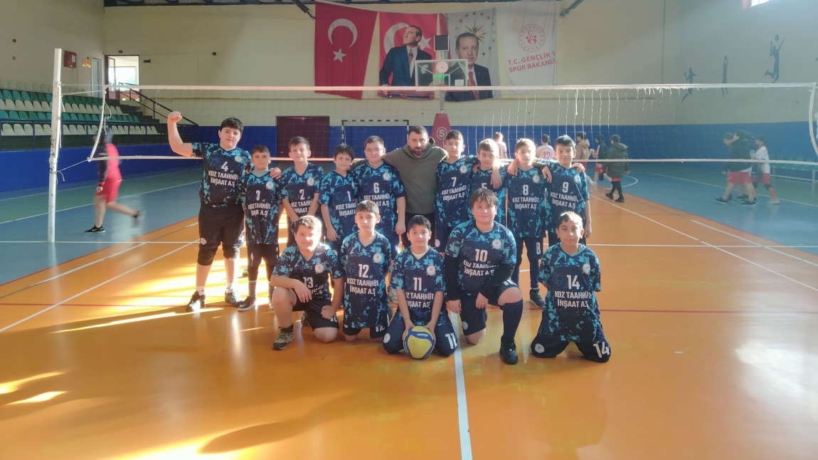 VOLEYBOL KÜÇÜK ERKEKLER KATEGORİSİNDE İLÇE BİRİNCİSİ OLDUK